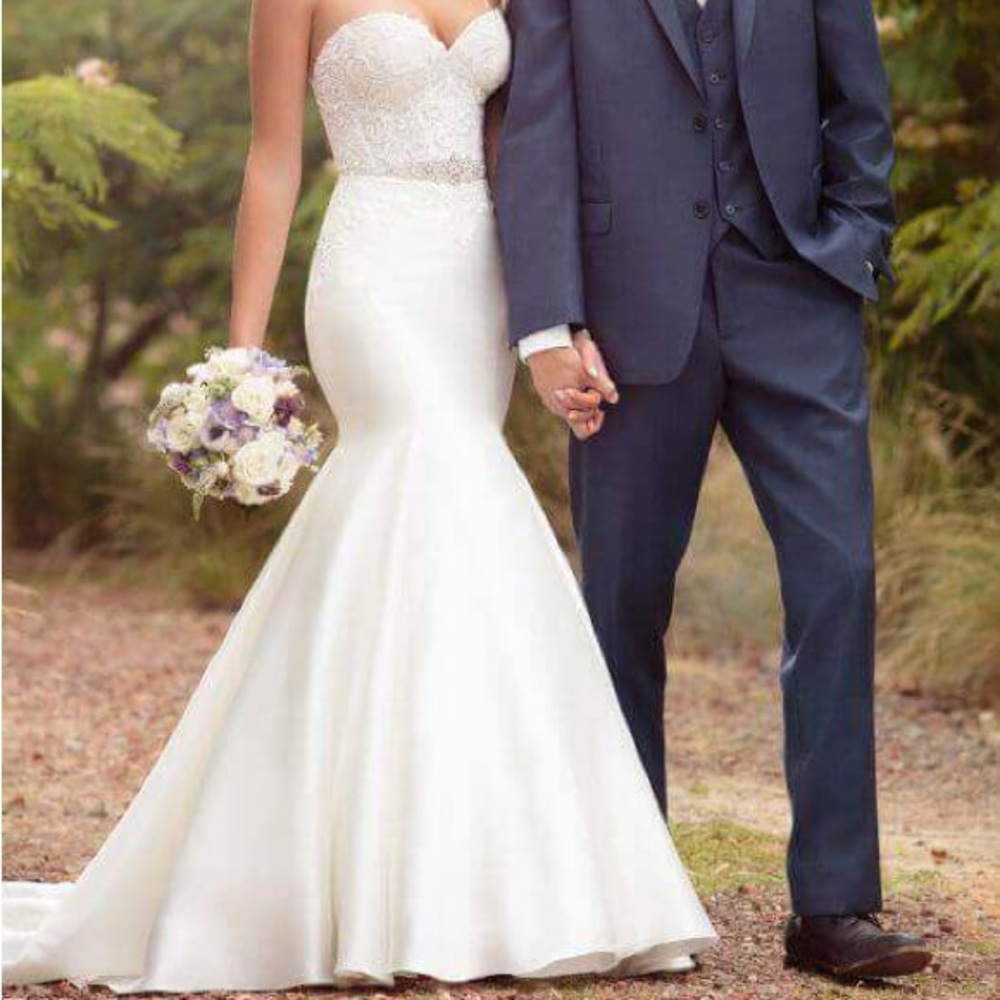 Discontinued BRAND NEW WITHOUT TAG Essense of Australia Wedding Dress D2202